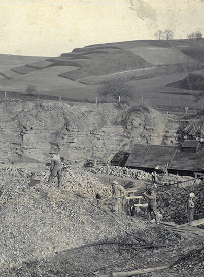 Historische Aufnahme eines Kalksteinbruchs mit Arbeitern und Abbaufläche