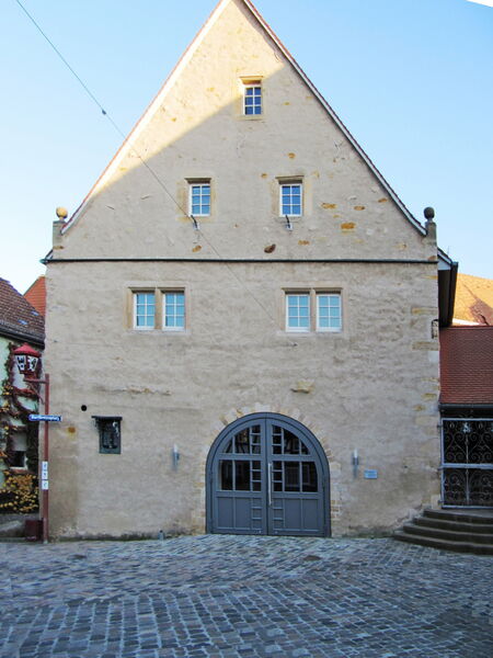 Historisches Gebäude mit Naturkalkputz-Fassade und Rundbogenportal