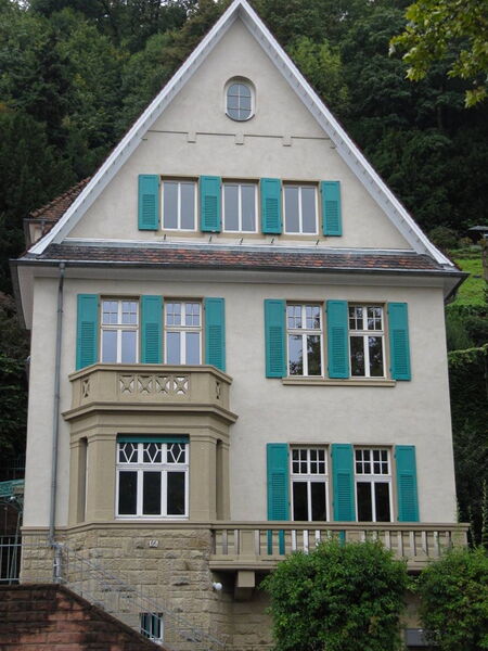 Sanierte Altbauvilla mit Naturkalkputz-Fassade und grünen Fensterläden